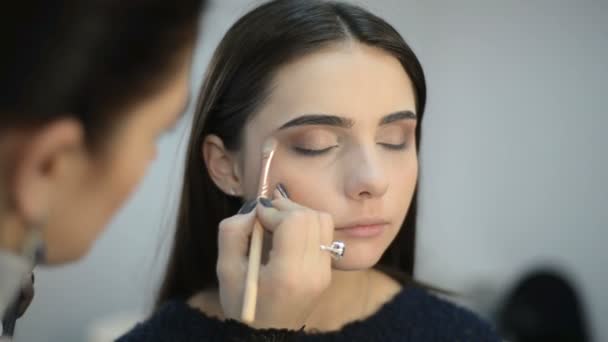 Kadeřnice dělá make-up — Stock video