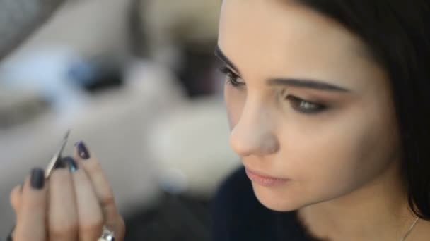 Estilista haciendo maquillaje — Vídeos de Stock