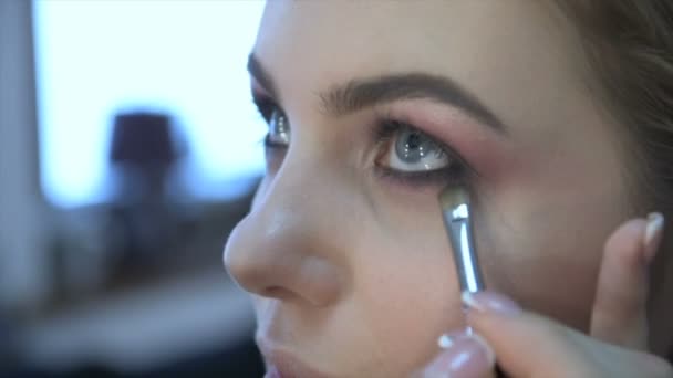 Maquillaje artista hace maquillaje de ojos — Vídeos de Stock