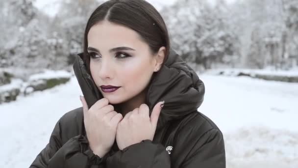 Женщина в зимней куртке — стоковое видео