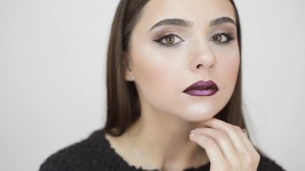 Schöne Frau mit Make-up — Stockvideo