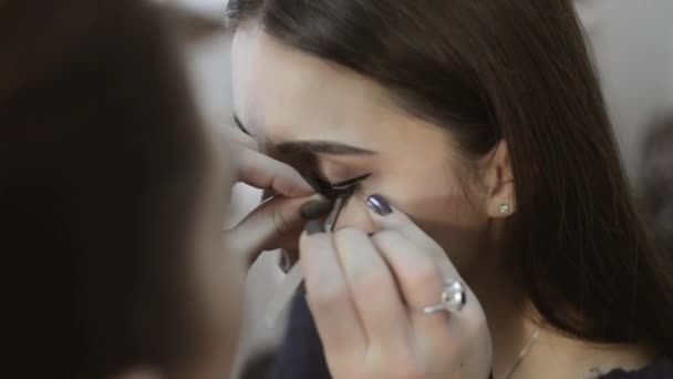 Estilista haciendo maquillaje — Vídeo de stock