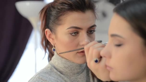 Kadeřnice dělá make-up — Stock video