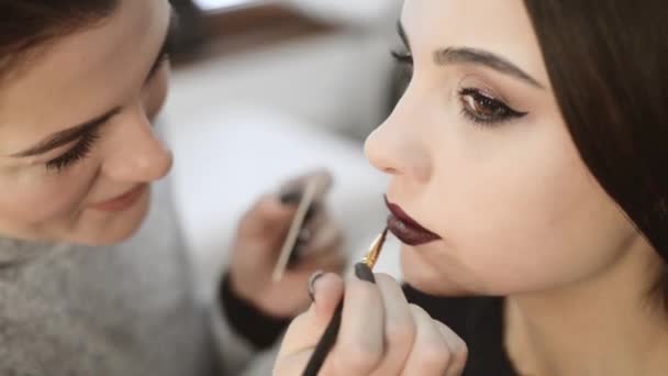 Kadeřnice dělá make-up — Stock video