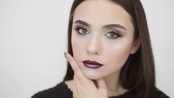 Hermosa mujer con maquillaje — Vídeo de stock