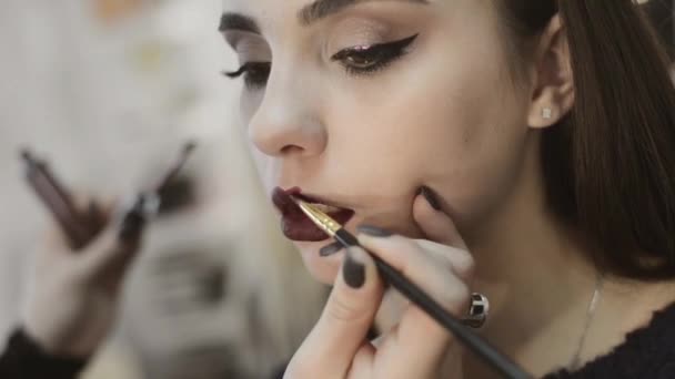 Estilista haciendo maquillaje — Vídeo de stock