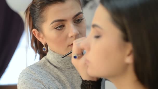 Estilista haciendo maquillaje — Vídeo de stock