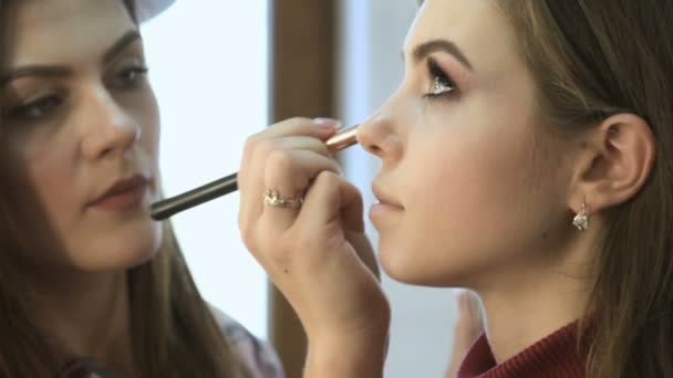 Make-up artist applying eye makeup — Stock Video