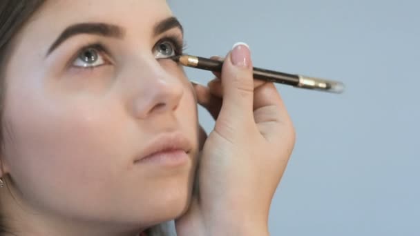 Artista de maquiagem faz maquiagem olho — Vídeo de Stock