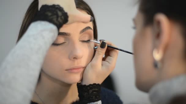 Estilista haciendo maquillaje — Vídeos de Stock