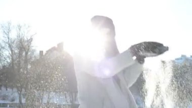 kar ile oynayan genç güzel kadın