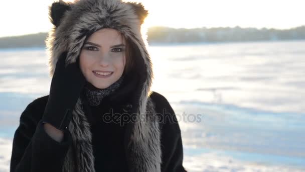 Mujer con capucha de piel de invierno — Vídeos de Stock