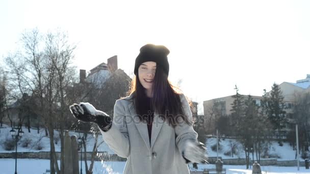 Joven hermosa mujer jugando con nieve — Vídeo de stock