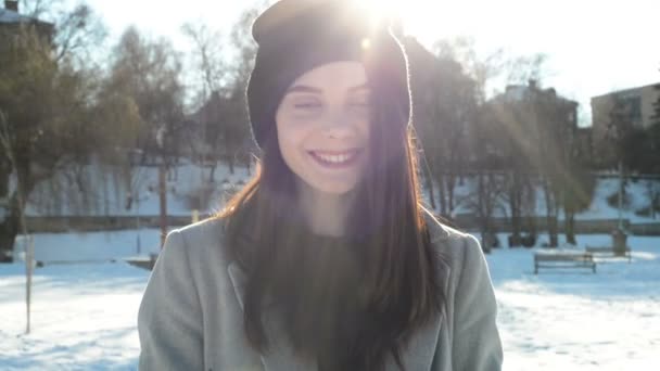 Jovem mulher bonita no inverno — Vídeo de Stock