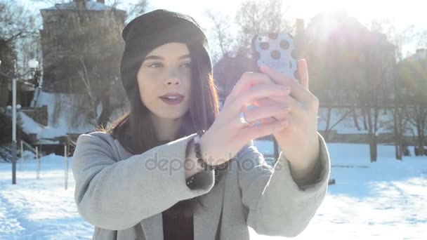 Mujer tomando selfie en invierno — Vídeo de stock