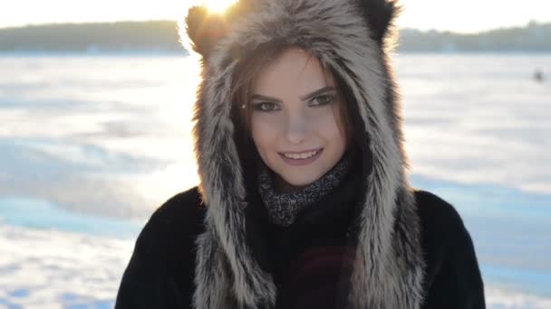 Mujer con capucha de piel de invierno — Vídeos de Stock