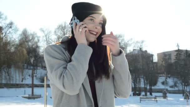 Mujer con teléfono en invierno — Vídeos de Stock