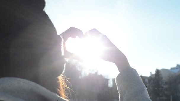 Mani femminili in forma di cuore — Video Stock