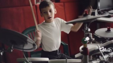 Elektronik davul çalan çocuk