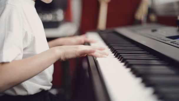 Маленький мальчик играет на пианино — стоковое видео