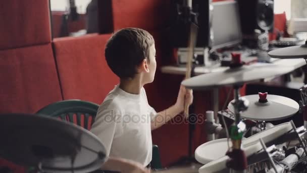 Niño tocando la batería electrónica — Vídeo de stock