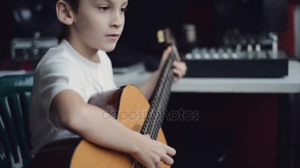 Jongen speelt gitaar — Stockvideo
