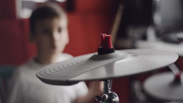 Мальчик играет на электронных барабанах — стоковое видео