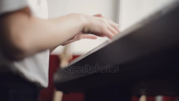 Маленький мальчик играет на пианино — стоковое видео