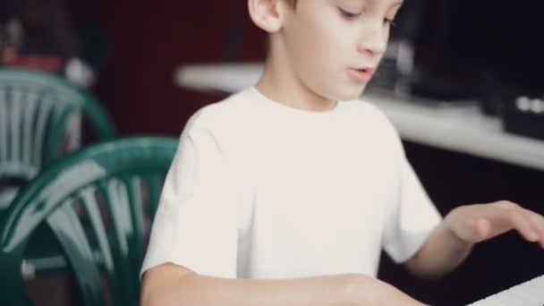 Niño tocando el piano — Vídeo de stock