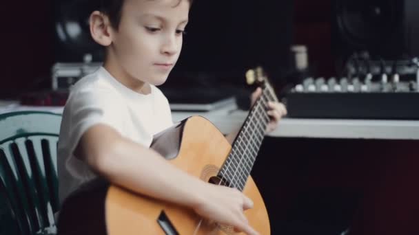 Junge spielt Gitarre — Stockvideo