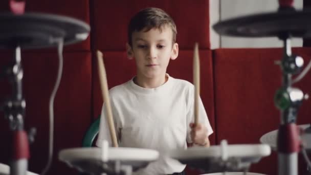 Niño tocando la batería electrónica — Vídeo de stock