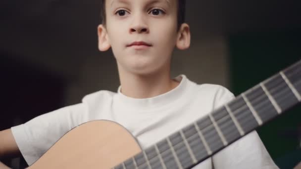 Jongen speelt gitaar — Stockvideo