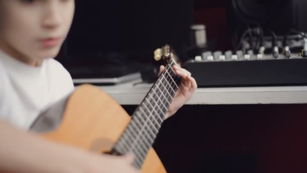 Jongen speelt gitaar — Stockvideo