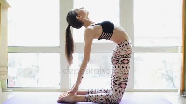 Schöne Frau beim Yoga — Stockvideo