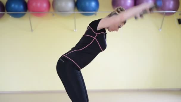 Mujer rubia en el gimnasio con Body Bar — Vídeos de Stock