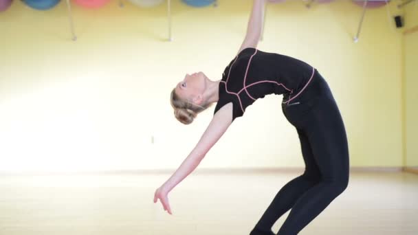 Donna bionda che si allunga in palestra — Video Stock