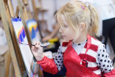 sınıf resim çizim, küçük kız