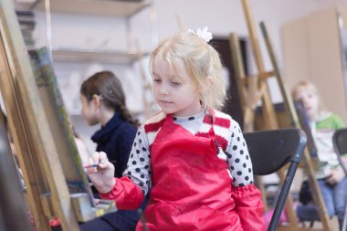 Kızlar, ders çizim