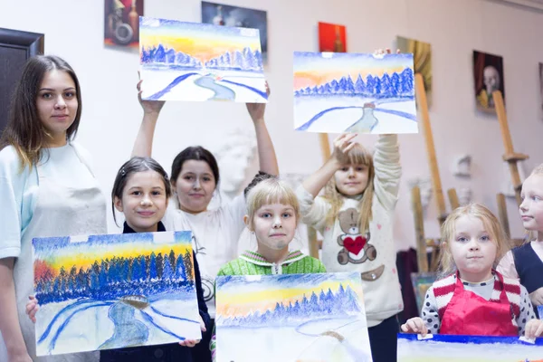 Crianças mostram seu trabalho no desenho — Fotografia de Stock