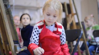 sınıf resim çizim, küçük kız