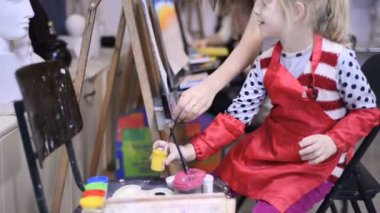 sanat sınıfında öğretmen ve kız