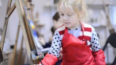 sınıf resim çizim, küçük kız