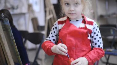 sınıf resim çizim, küçük kız