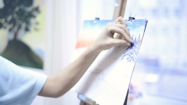 Женщина рисует меловой пейзаж — стоковое видео