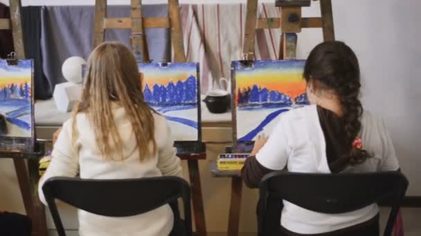 Meninas na aula de desenho — Vídeo de Stock