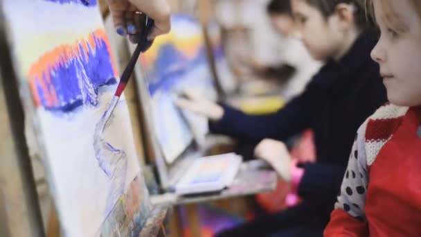 Meninas na aula de desenho — Vídeo de Stock