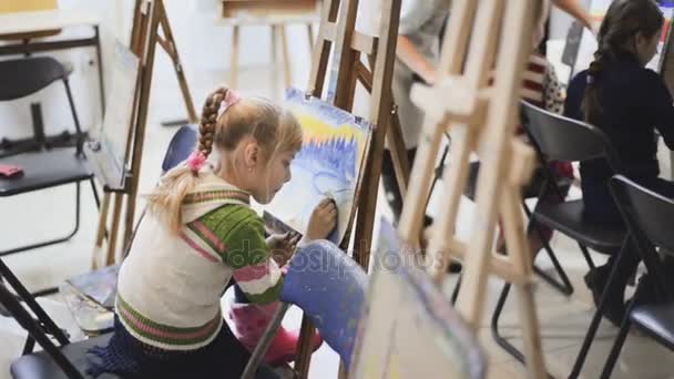 Meninas na aula de desenho — Vídeo de Stock