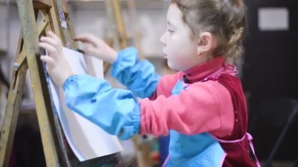 Niña en clase dibujo cuadro — Vídeo de stock