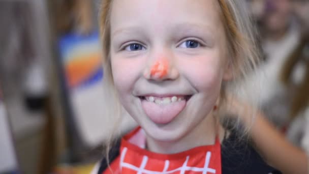 滑稽的女孩的鼻子，在油漆 — 图库视频影像