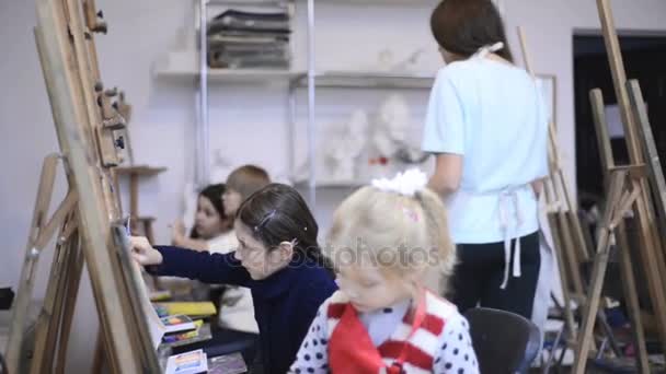 Profesor y niñas en clase de arte — Vídeo de stock
